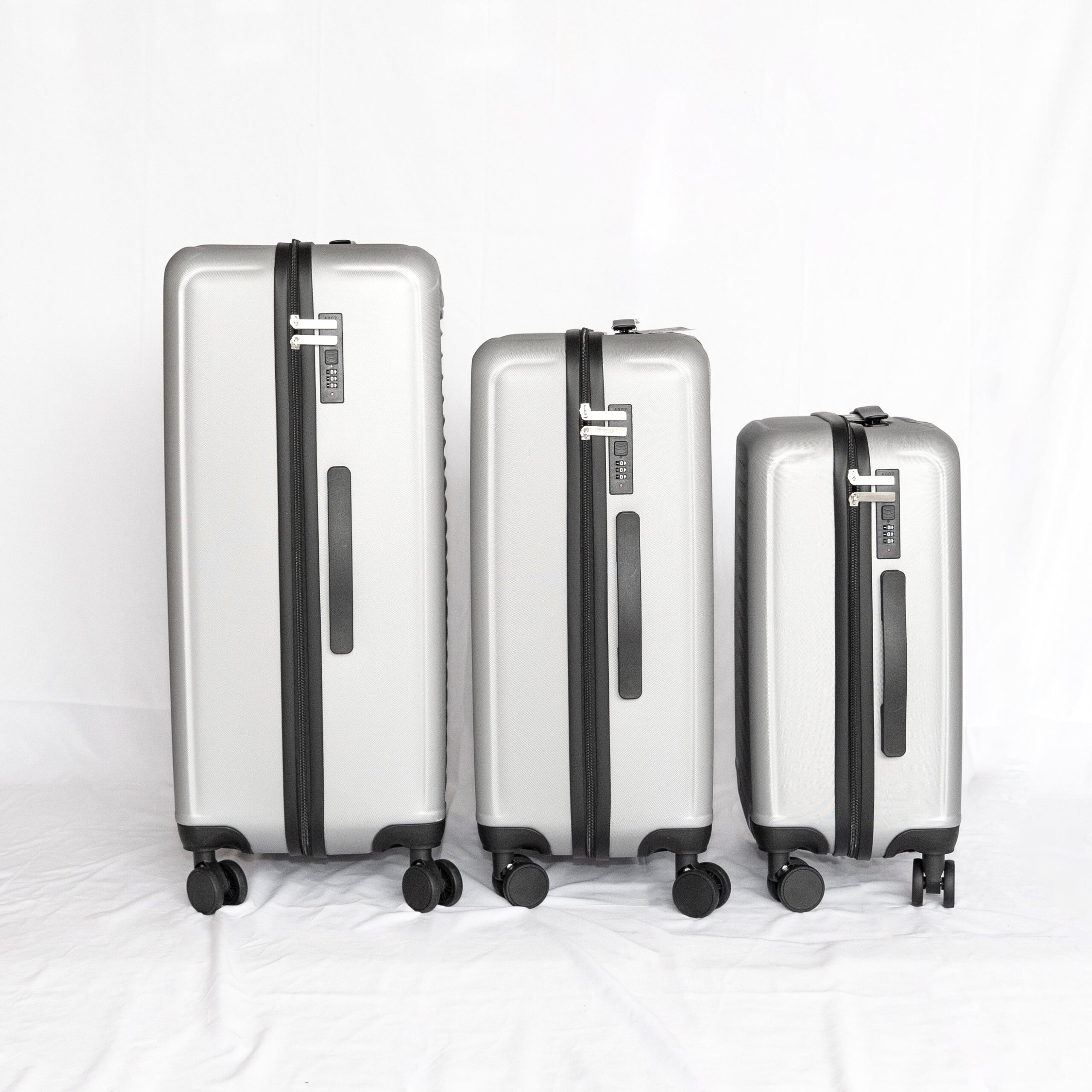 f0f896ef-3ab5-4f69-8527-17ec1d93390d.jpg FERN ROCK 2025 Silver Hard sided 3Piece Suitcase Set; 20" 24" 28" - Image 3